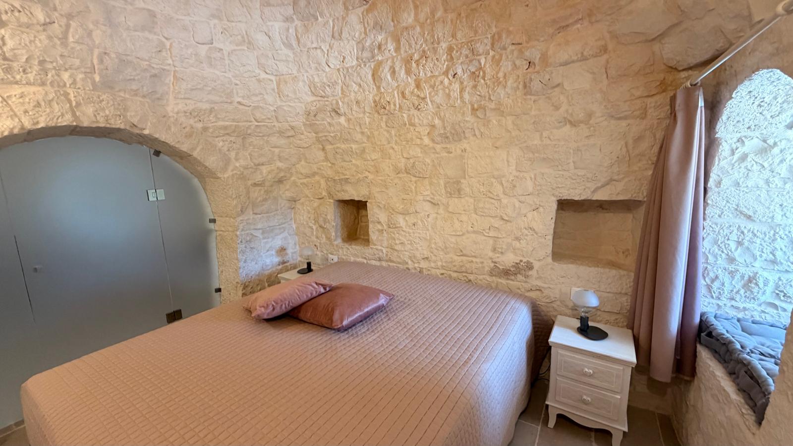 Trulli Comunicanti, Restaurati con Antico Camino, Ulivi Secolari.